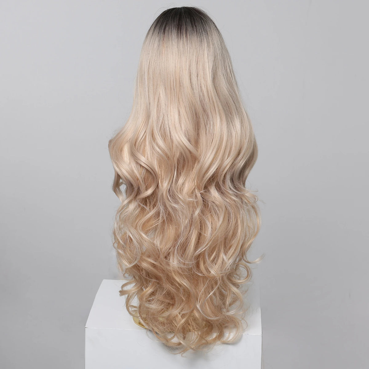 Perruques synthétiques ondulées blondes ombrées avec frange pour femmes, perruque synthétique Super longue à reflets platine naturels, résistante à la chaleur pour Cosplay quotidien